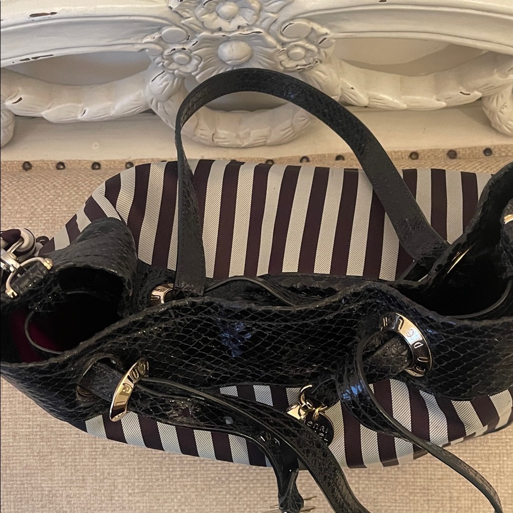 Elegant Striped Tote Bag in Black and Brown - Picture 6 of 11